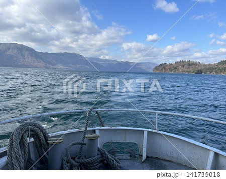 青森県十和田市の湖、十和田湖遊覧船の後部から見た十和田湖の景色です。 141739018