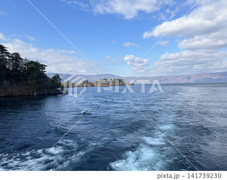 青森県十和田市の湖、十和田湖の遊覧船の船尾に残る船の航跡、白い引き波です。 青森県十和田市の湖、十和田湖の遊覧船の船尾に残る船の航跡、白い引き波です。 141739230