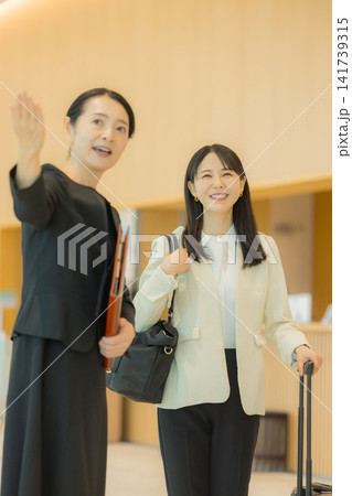 ロビーで案内する女性 ロビーで案内する女性 141739315