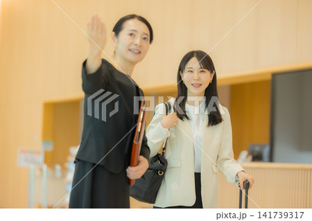ロビーで案内する女性 ロビーで案内する女性 141739317
