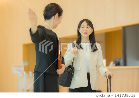 ロビーで案内する女性 ロビーで案内する女性 141739318