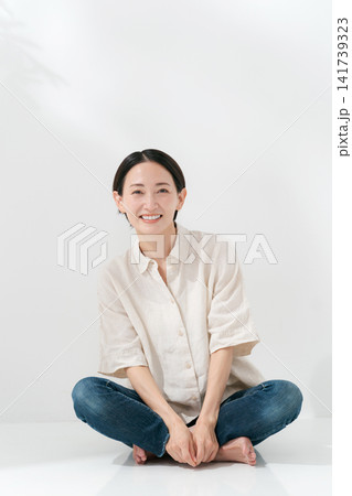 あぐらをかいて座る笑顔の女性 141739323