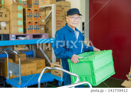 倉庫で働く男性 倉庫で働く男性 141739412