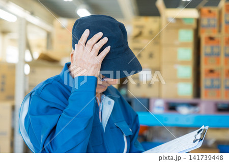 倉庫で働く男性 倉庫で働く男性 141739448