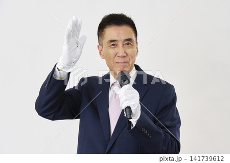 白背景で演説する男性候補者 141739612