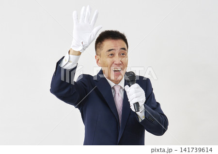 白背景で演説する男性候補者 白背景で演説する男性候補者 141739614