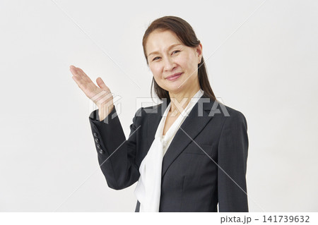 白背景で手のひらで左側を指す女性 141739632