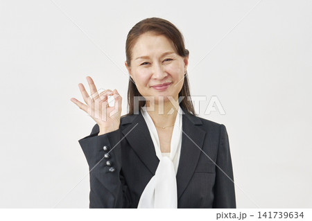 白背景でOKサインをする女性 白背景でOKサインをする女性 141739634