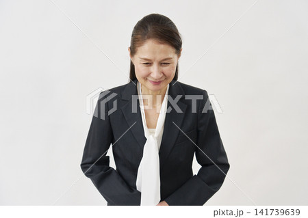 白背景でお辞儀する女性 白背景でお辞儀する女性 141739639