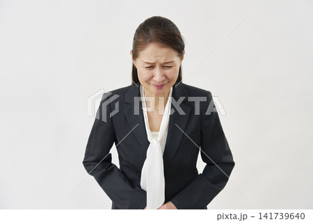 白背景で謝罪する女性 白背景で謝罪する女性 141739640