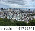 曇り空の下に広がる神戸の街並みと港 141739891