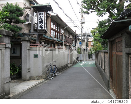 文京区本郷の鳳明館本館付近の風景 141739896