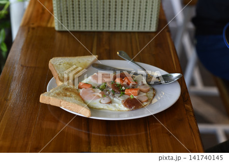 Fried egg, toast, plate, breakfast, lunch 141740145