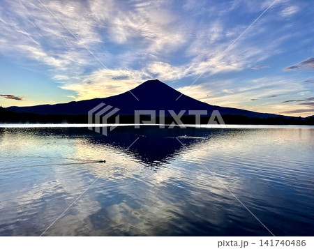 夏空に浮かぶ雲と富士山 141740486