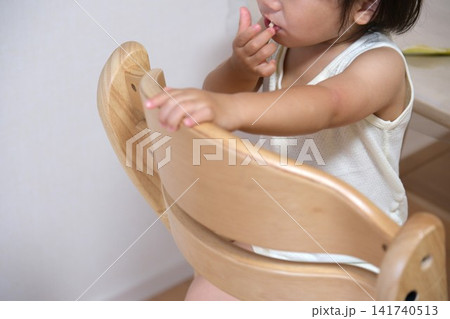家でテレビを見ながらバナナを食べる子供 家でテレビを見ながらバナナを食べる子供 141740513