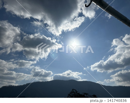青森県十和田市の湖、十和田湖の遊覧船から見上げた青空と雲と輝く太陽です。 青森県十和田市の湖、十和田湖の遊覧船から見上げた青空と雲と輝く太陽です。 141740836
