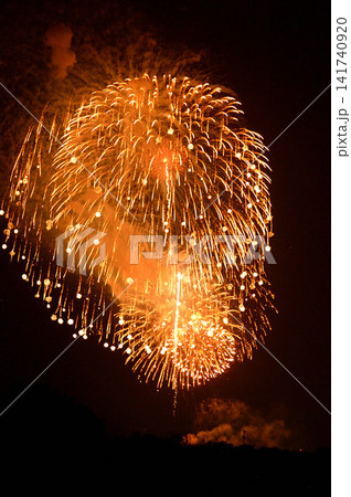 夜空に打ちあがる大花火 夜空に打ちあがる大花火 141740920