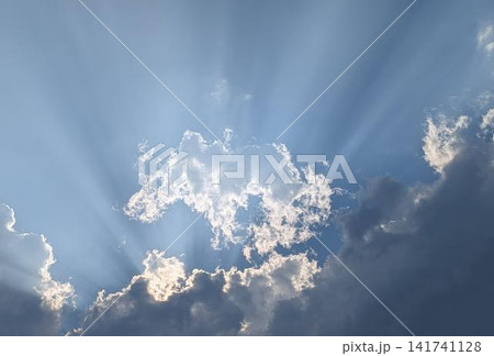 雲間から差し込む光の筋(薄明光線)/【背景素材】夏空と雲間から放たれる太陽の光芒 雲間から差し込む光の筋(薄明光線)/【背景素材】夏空と雲間から放たれる太陽の光芒 141741128