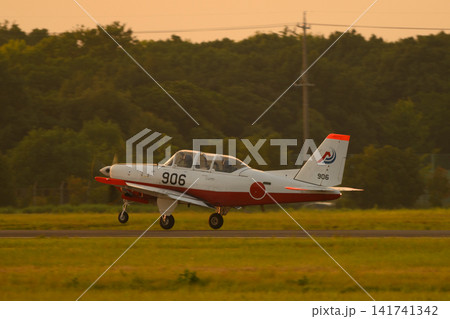 夕暮れに離陸する航空自衛隊T-7練習機 141741342