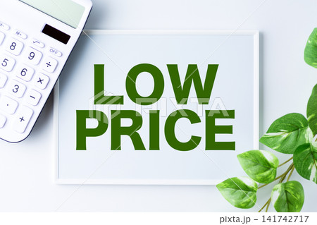 LOW PRICE（ロープライス）の文字のホワイトボードと白い電卓 141742717