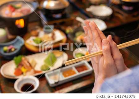食事をする女性 食事をする女性 141743079