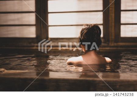 温泉に入る女性 温泉に入る女性 141743238
