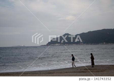 海を眺める人々 海を眺める人々 141743352