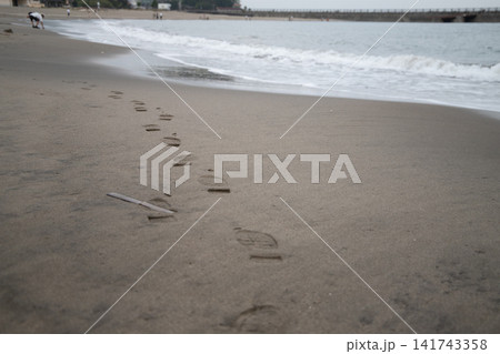 砂浜に打ち寄せる波 砂浜に打ち寄せる波 141743358