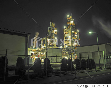 工場夜景のある風景 141743451