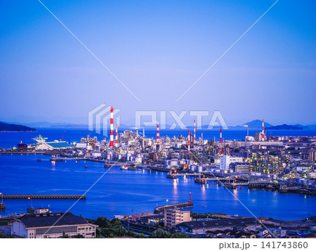 工場夜景のある風景 141743860