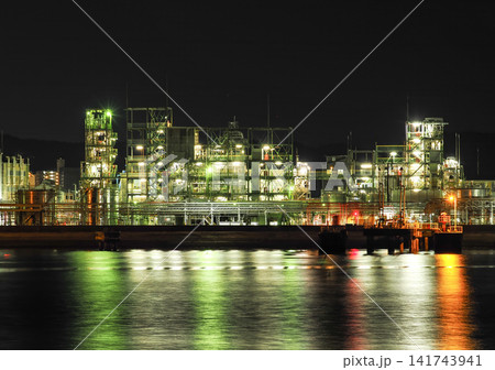 工場夜景のある風景 141743941