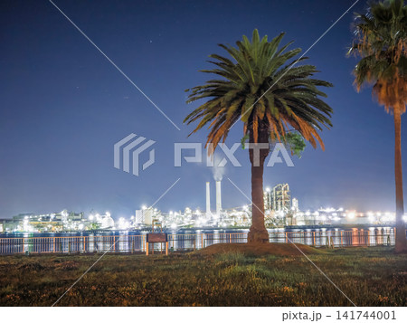 工場夜景のある風景 工場夜景のある風景 141744001