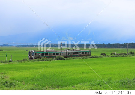 磐越西線「田園風景を走る電車」磐梯山の裾野を背景に 141744135