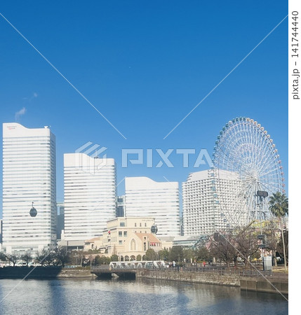 近未来的な都市のデザインと、抜けるような青空がスタイリッシュに調和しています。 近未来的な都市のデザインと、抜けるような青空がスタイリッシュに調和しています。 141744440