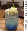 底に向かって濃くなる、グラデーションが美しいブルーのクリームソーダです。 141744444
