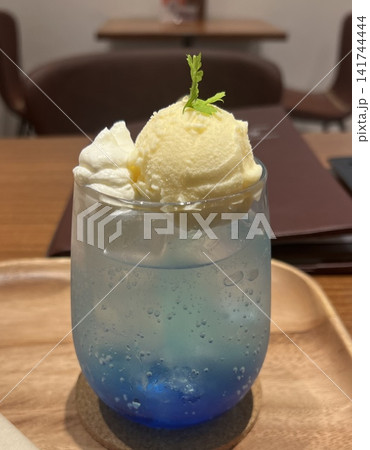 底に向かって濃くなる、グラデーションが美しいブルーのクリームソーダです。 底に向かって濃くなる、グラデーションが美しいブルーのクリームソーダです。 141744444