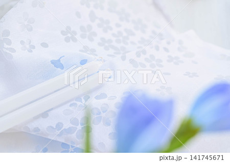 青い花と白いろうそくが添えられた涼しげな和の装飾 青い花と白いろうそくが添えられた涼しげな和の装飾 141745671