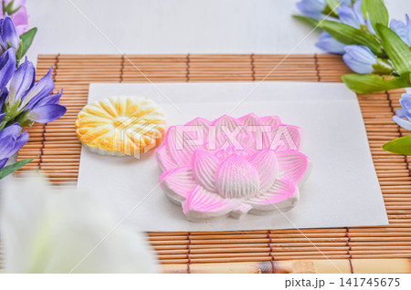 蓮の花をかたどったピンク色の落雁と敷紙 蓮の花をかたどったピンク色の落雁と敷紙 141745675