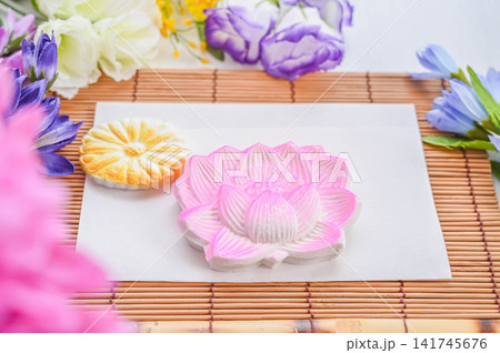 蓮の花をかたどったピンク色の落雁と敷紙 蓮の花をかたどったピンク色の落雁と敷紙 141745676