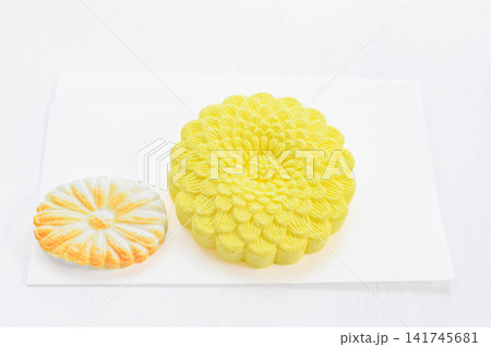 伝統的な日本の干菓子 菊模様の黄色い落雁 伝統的な日本の干菓子 菊模様の黄色い落雁 141745681