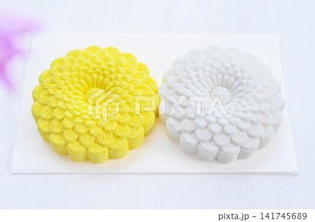 お盆や法要の供物用のお菓子 菊花の落雁 141745689