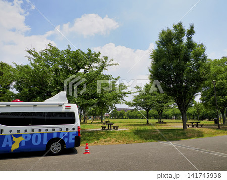 公園に配置された移動交番車 公園に配置された移動交番車 141745938