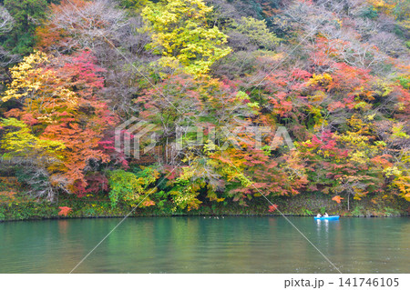 秋　京都　嵐山　桂川 141746105