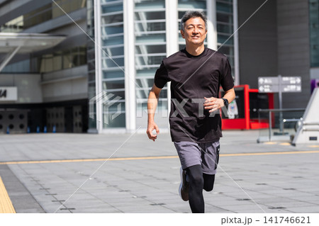 ランニングをするシニア男性 ランニングをするシニア男性 141746621