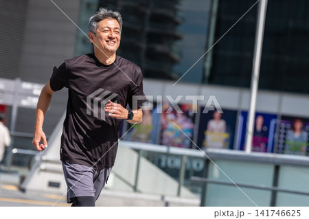 ランニングをするシニア男性 ランニングをするシニア男性 141746625