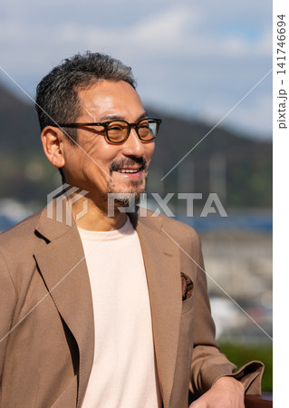 セカンドライフを満喫するシニア男性 セカンドライフを満喫するシニア男性 141746694