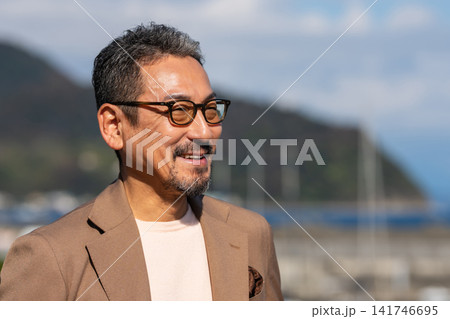 セカンドライフを満喫するシニア男性 セカンドライフを満喫するシニア男性 141746695