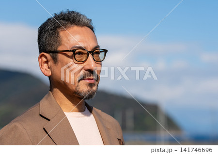 セカンドライフを満喫するシニア男性 141746696