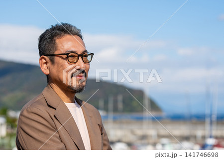 セカンドライフを満喫するシニア男性 セカンドライフを満喫するシニア男性 141746698
