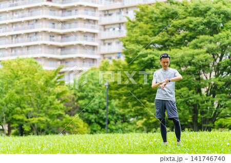 体操をするシニア男性 体操をするシニア男性 141746740